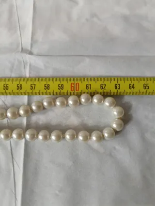 Collana di perle sintetiche bianche
