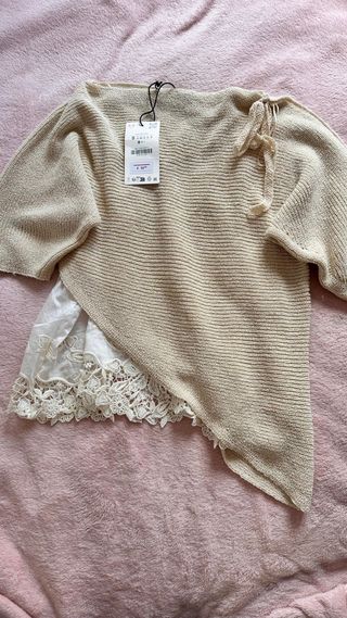 Top asimétrico de punto con contraste