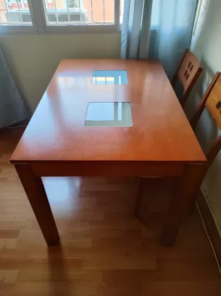 Mesa de comedor de madera y cristal