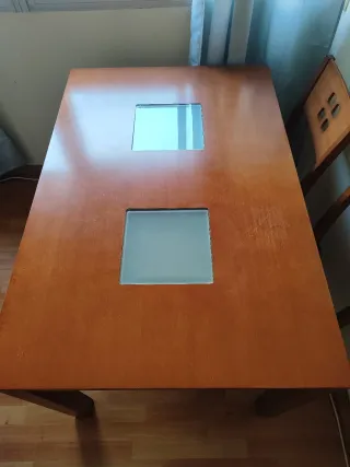 Mesa de comedor de madera y cristal