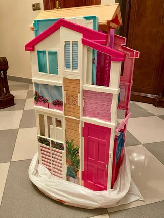 Casa de muñecas Barbie. Con regalo de coche