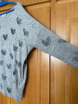 Jersey gris con corazones