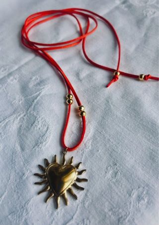 Choker scamosciato arancione con ciondolo cuore