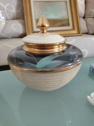 Jarrón y bombonera de cerámica dorada