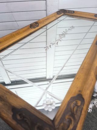 Mesa auxiliar madera y cristal tallado. Antigua