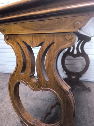 Mesa auxiliar madera y cristal tallado. Antigua