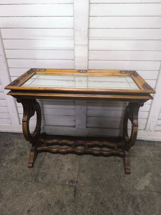 Mesa auxiliar madera y cristal tallado. Antigua