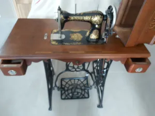 Máquina de coser antigua Naumann