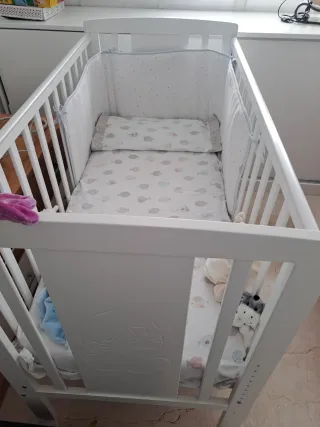 Cuna blanca con colchón y protector