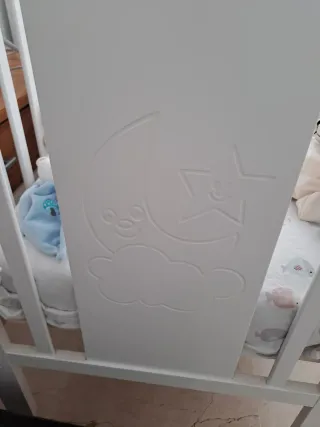 Cuna blanca con colchón y protector