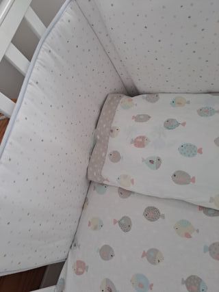 Cuna blanca con colchón y protector