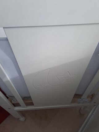 Cuna blanca con colchón y protector