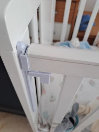 Cuna blanca con colchón y protector