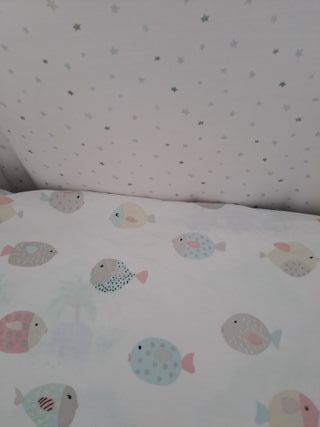 Cuna blanca con colchón y protector