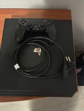 Playstation 4 Pro con controller e cavi