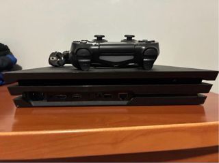 Playstation 4 Pro con controller e cavi
