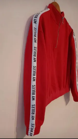 Sudadera roja con cremallera y logo