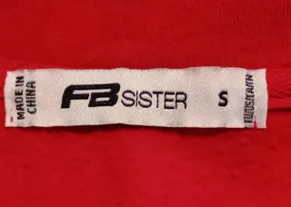 Sudadera roja con cremallera y logo