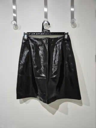 Falda mini efecto piel negra