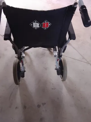 Silla de ruedas ligera plegable