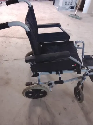 Silla de ruedas ligera plegable