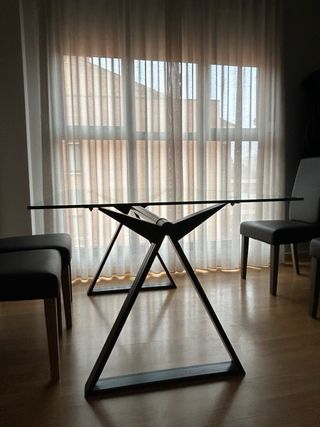 Mesa comedor cristal y 4 sillas negras