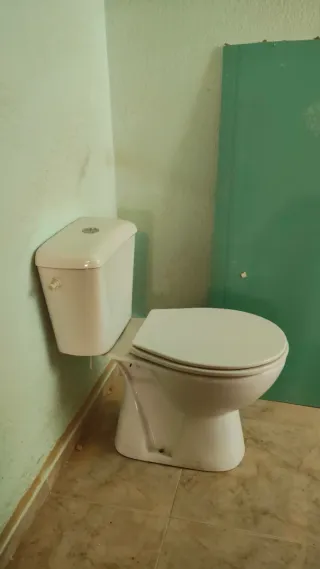 Inodoro, váter de porcelana blanco