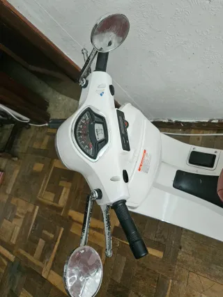 Moto Vespa Niños Eléctrica (no incluye cargador)