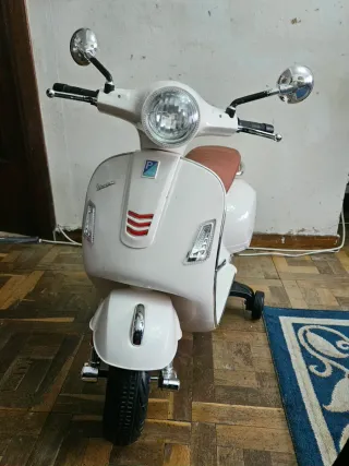 Moto Vespa Niños Eléctrica (no incluye cargador)