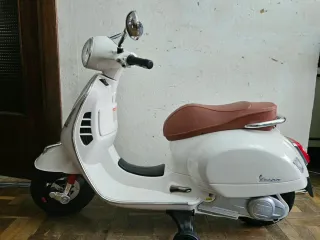 Moto Vespa Niños Eléctrica (no incluye cargador)