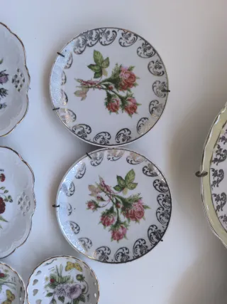 Juego de 9 platos de cerámica decorados