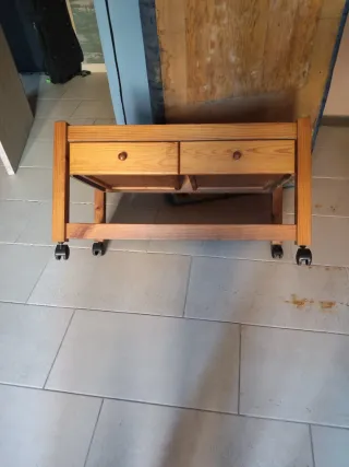 Mesa auxiliar de madera con cajones