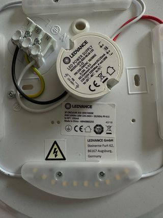 Plafón de plástico blanco