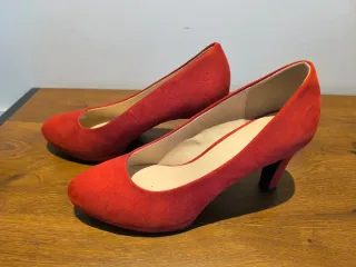 Zapatos de tacón de ante rojo