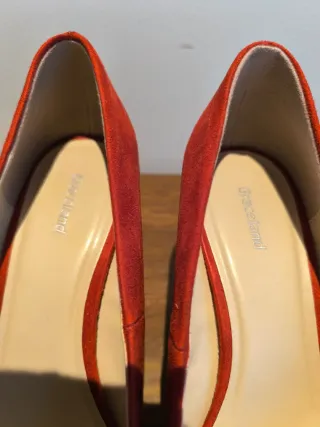 Zapatos de tacón de ante rojo