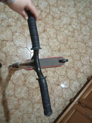 Patinete rojo y negro