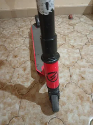 Patinete rojo y negro