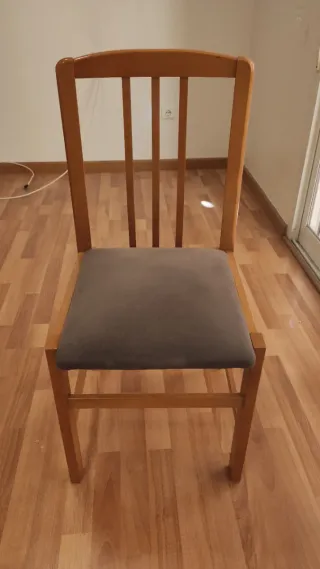 Silla de madera con asiento de tela