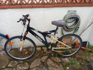 Bicicleta de montaña negra y amarilla