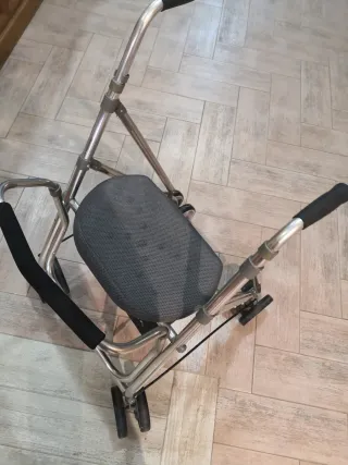 Andador con asiento y ruedas