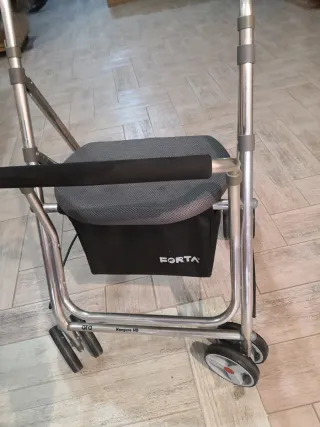 Andador con asiento y ruedas