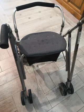 Andador con asiento y ruedas