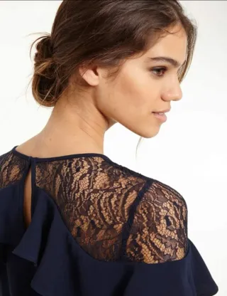 Vestido azul oscuro con encaje