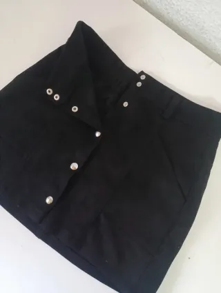 Falda negra con botones plateados