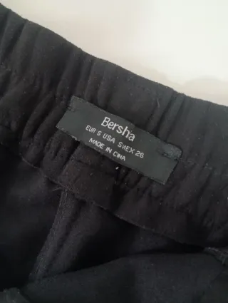 Falda negra con botones plateados