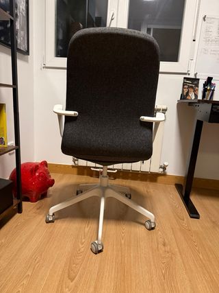 Silla de oficina gris y blanca