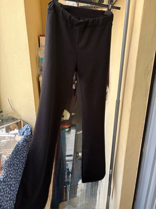 Pantaloni neri a zampa