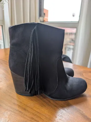 Botines Bershka ante negro flecos