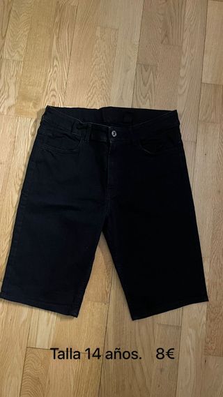Pantalón corto negro  talla XS.  14 años