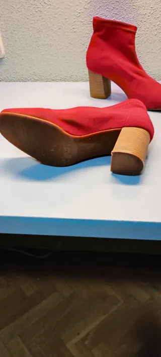 Botines rojos tacón madera